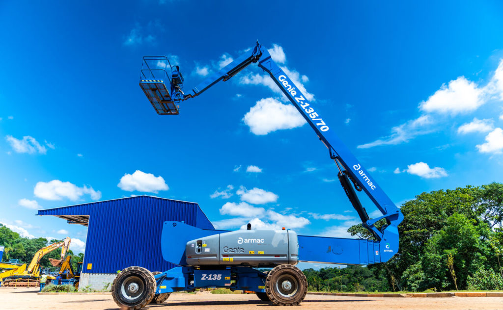 Plataforma elevatória em operação